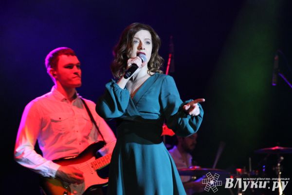 В Великих Луках состоялся концерт Юлии Савичевой (фото)