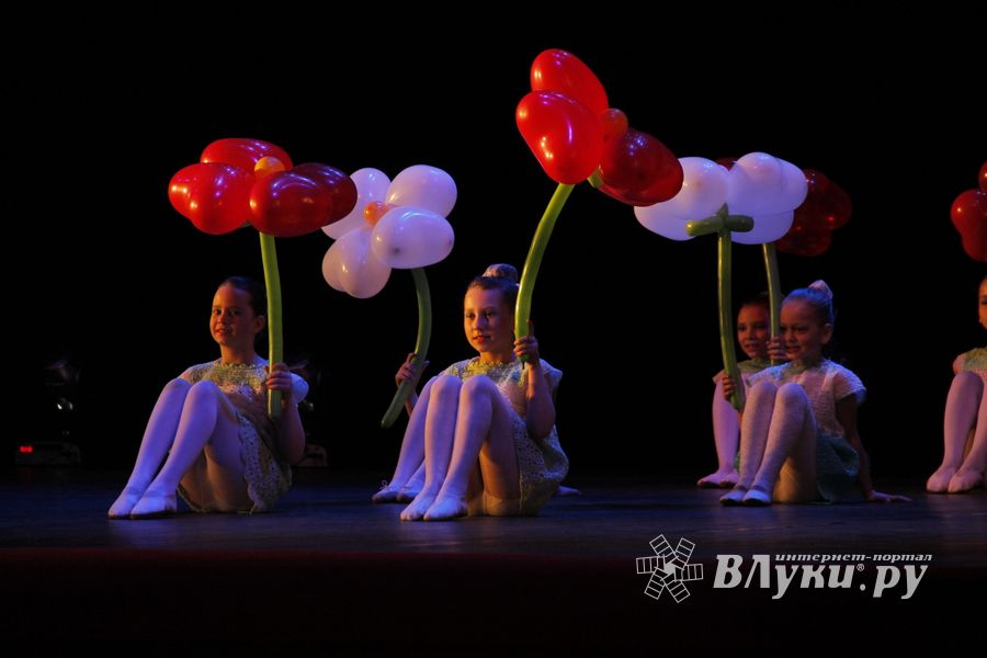 Великие Луки встретили День танца (ФОТО)