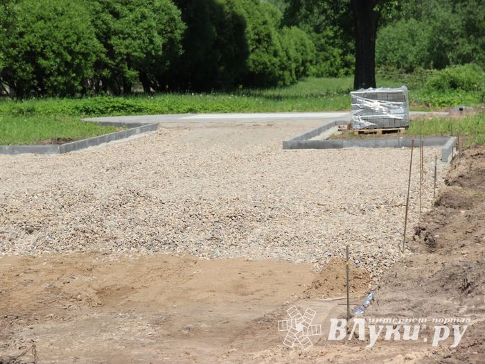 Идёт благоустройство Аллеи памяти 6-й роты в Великих Луках (ФОТО)