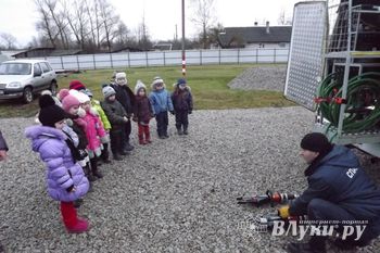 Гдовские спасатели встречали юных гостей (фото)
