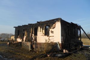 Из-за неправильной конструкции дымохода в Великолукском районе сгорел дом (фото)