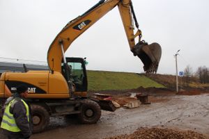 На строительстве путепровода грузовик чуть не ушел под землю