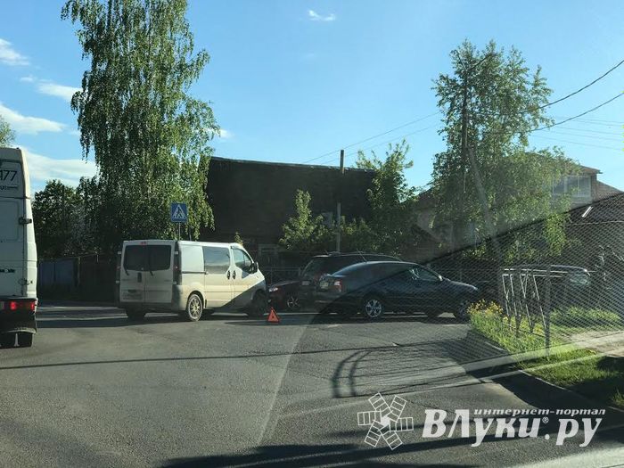 ДТП на ул. 3-й уд. Армии в Великих Луках (ФОТО)