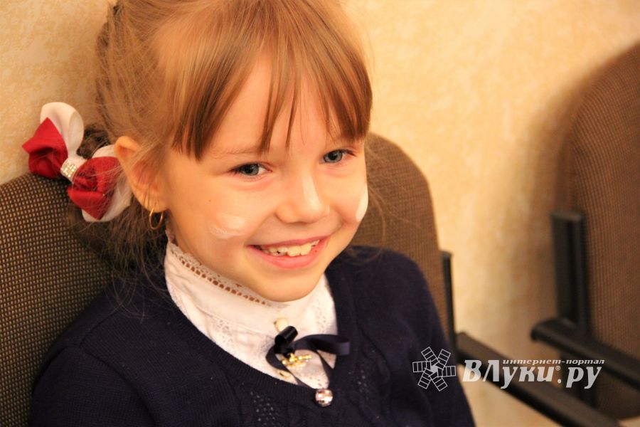 Зачем самых младших учеников 13-й школы испачкали мелом (ФОТО)