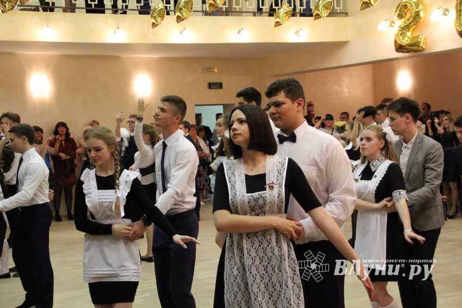 В Великих Луках прошли «Последние звонки» (ФОТО)