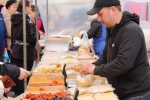 В Великих Луках проходит Весенняя ярмарка (ФОТО)