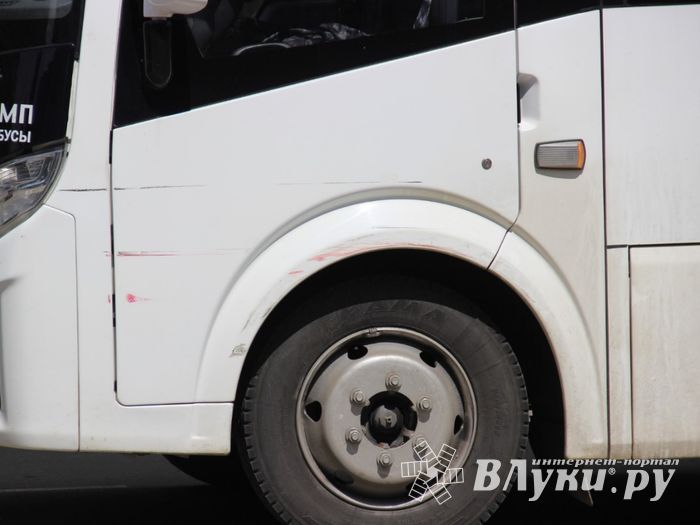 Большой автобус пострадал от маленькой легковушки (ФОТО)