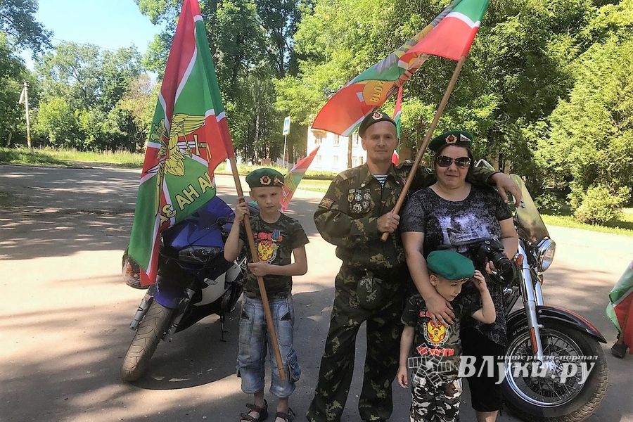 «Зелёные береты» Великих Лук отмечают 100-летие Пограничной службы (ФОТО)