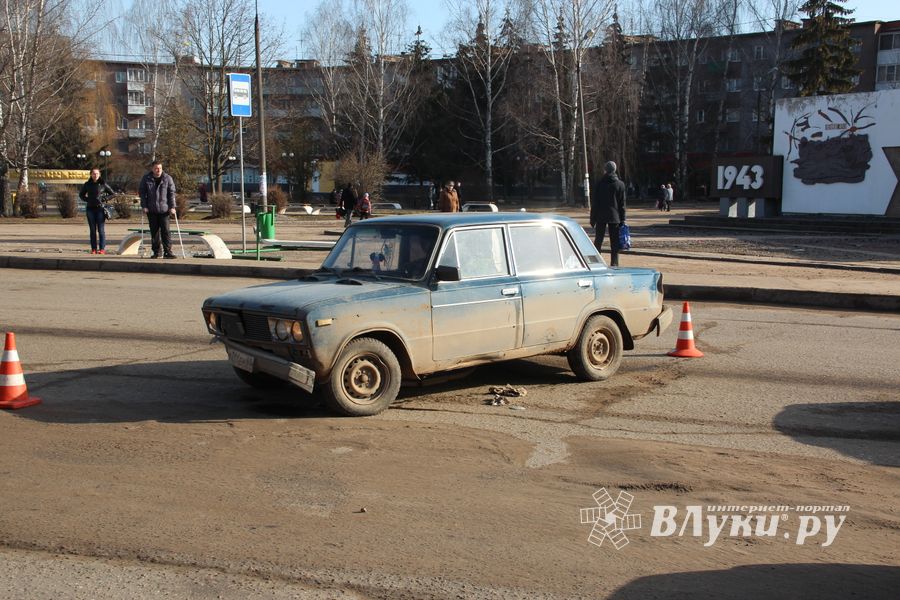 В Великих Луках водитель сбил на остановке женщину и ребенка (ФОТО)