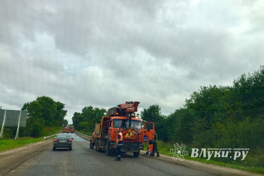 В Великолукском районе продолжается ремонт дорог (ФОТО)