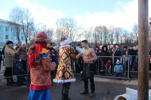 В Великих Луках широко отметили Масленицу (ФОТО)