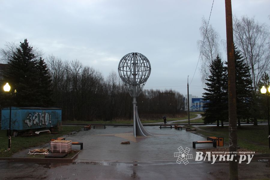 Площадку у будущего знака воздухоплаванию облагораживают (ФОТО)