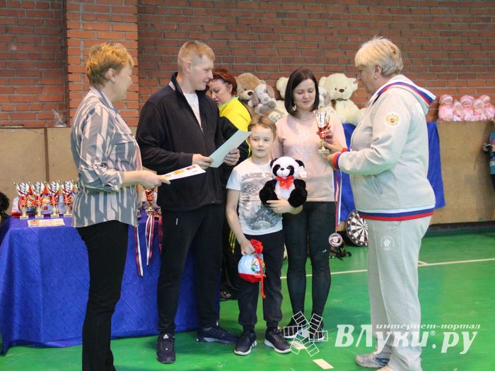 В Великих Луках прошли областные соревнования «Папа, мама, я - спортивная семья» (ФОТО)
