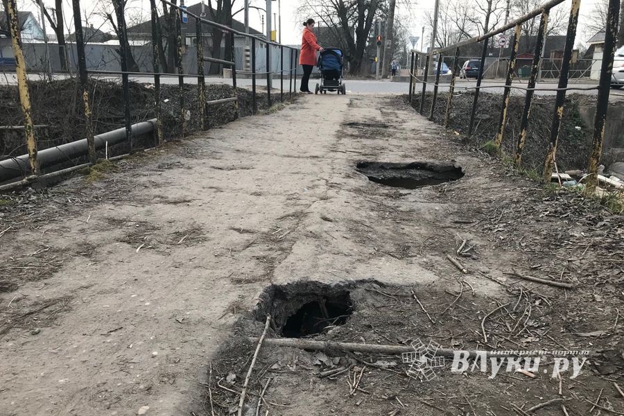 «Дырявый» мост на Винатовского-Тимирязева — ремонта ждать (ФОТО)