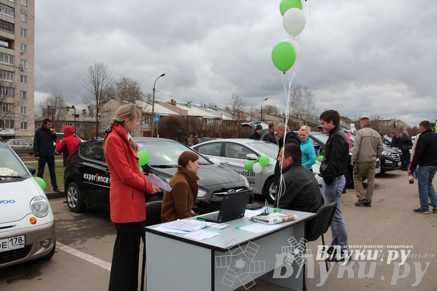 В Великих Луках прошла автомобильная ярмарка