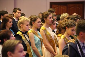 В Великих Луках выпускникам вручили медали «За особые успехи в учении» (ФОТО)