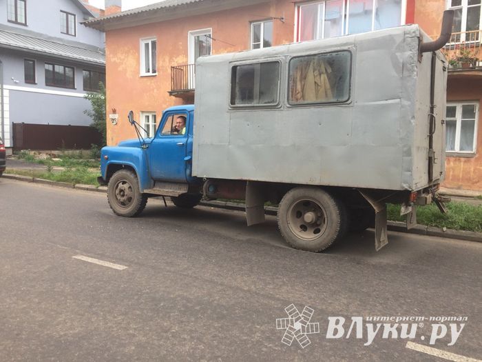 В Великих Луках забил «гейзер», по словам коммунальщиков, «рядовая ситуация» (ФОТО+ЗВУК)