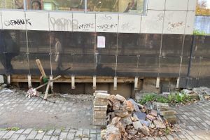 Провал под магазином на проспекте Ленина понудят устранить (ФОТО)