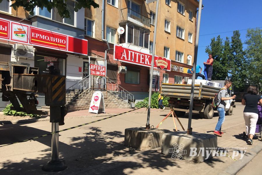 На Октябрьском проспекте «ограничили» пешеходов (ФОТО)