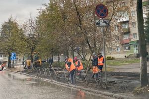 В Великих Луках на улице Зверева обновляют тротуар (ФОТО)