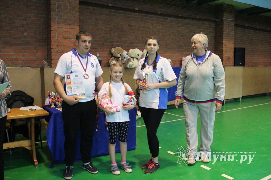 В Великих Луках прошли областные соревнования «Папа, мама, я - спортивная семья» (ФОТО)