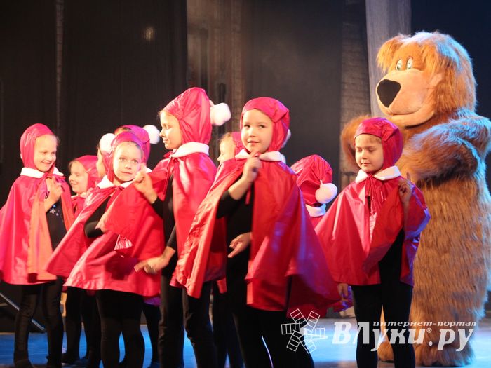 Юные артисты ГДК им. Ленина поздрвили пап с праздником (ФОТО)