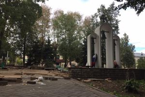 В Великих Луках продолжают обновлять сквер у памятного знака великолучанам, погибшим в «горячих точках» (фото)