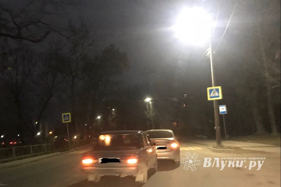 В Великих Луках на Ботвина произошла авария (ФОТО)