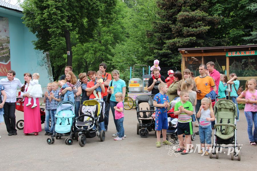 В Великих Луках чествовали близнецов (ФОТО)