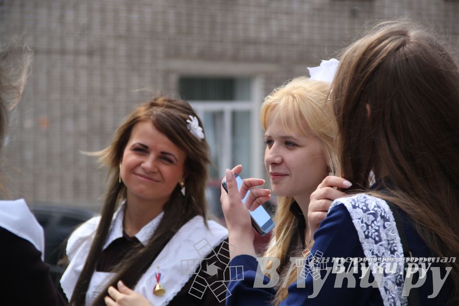 «Последний звонок» в школах Великих Лук