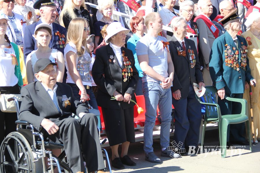 Парад в честь Дня Победы прошел в Великих Луках (ФОТО)