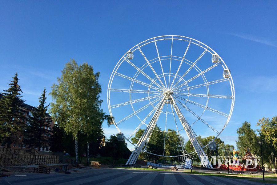 Началась установка кабинок на колесо обозрения