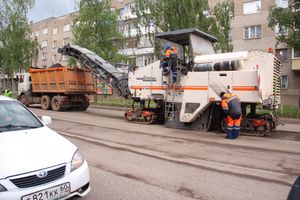 На проспекте Гагарина в Великих луках снимают асфальт (ФОТО)