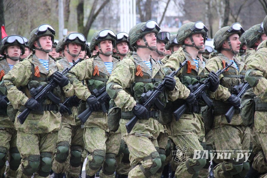 В Великих Луках прошел Парад Победы (ФОТО)