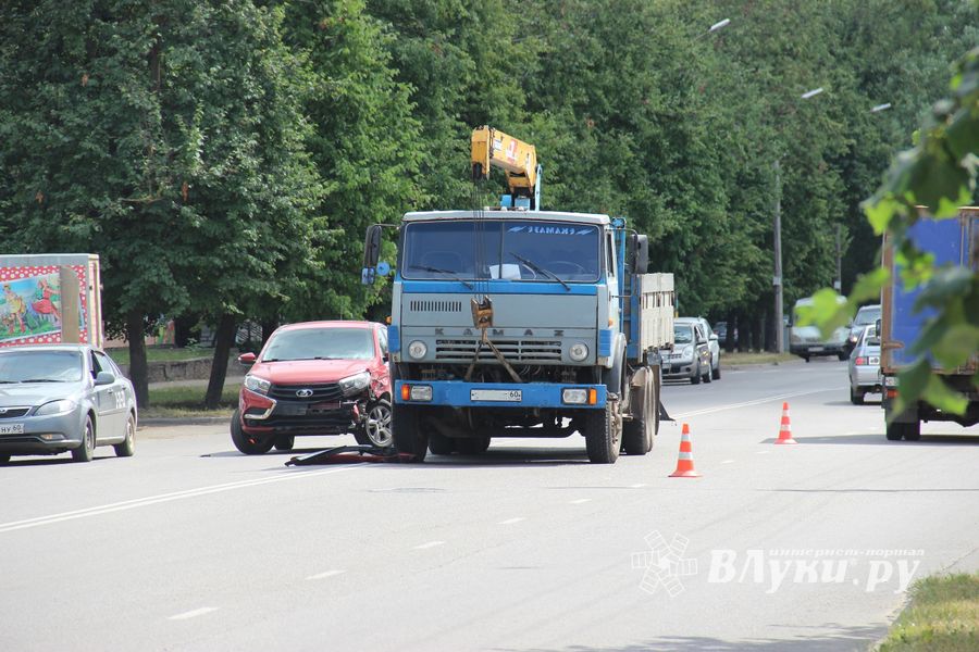 Легковушка и КамАЗ столкнулись в Великих Луках (ФОТО)