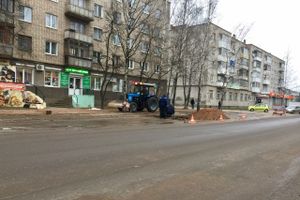 На ул. Дьяконова вскрыто дорожное полотно (ФОТО)