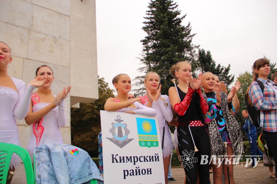 В Великих Луках проходит ​Международный фестиваль-конкурс среди мажореток и барабанщиц (ФОТО)
