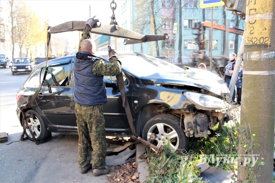 ДТП на перекрёстке Великих Лук: Peugeot увёз эвакуатор (ФОТО)