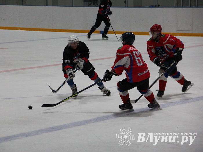 Памятный турнир по хоккею прошел в великолукском «Айсберге» (ФОТО)