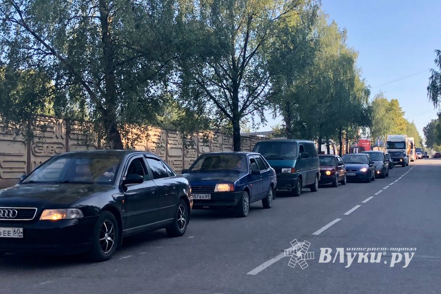 Фотофакт: город стоит в пробке