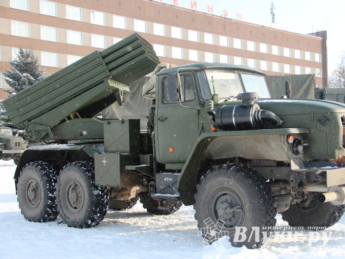 Великолучанам показывают армейскую технику и кормят кашей (6+) (ФОТО)