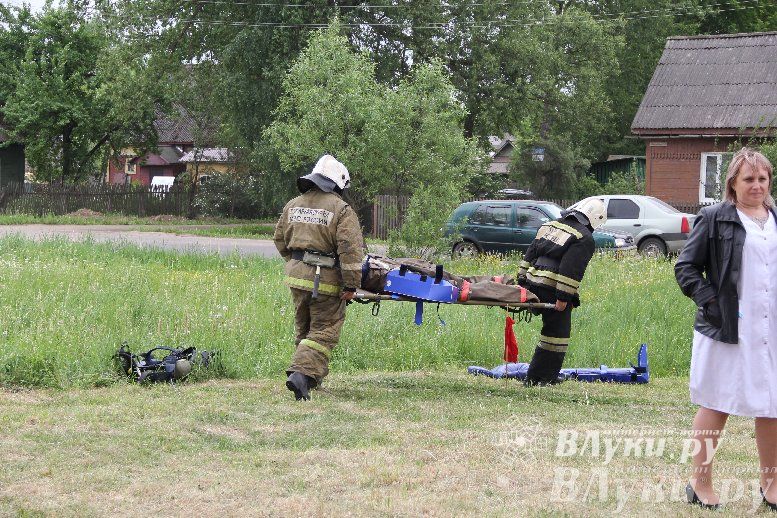 В Великих Луках прошли областные соревнования среди пожарных по спасению пострадавших