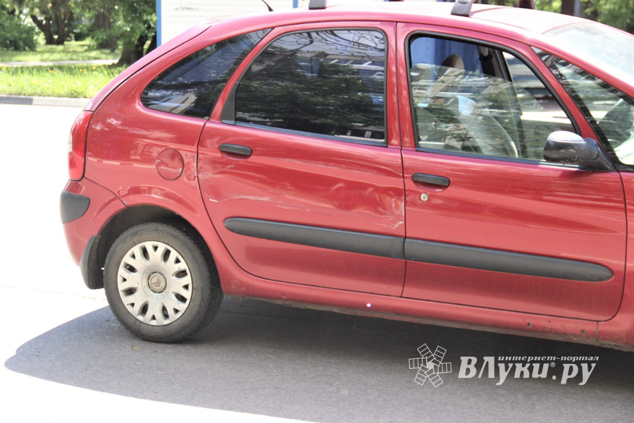 Большой автобус пострадал от маленькой легковушки (ФОТО)