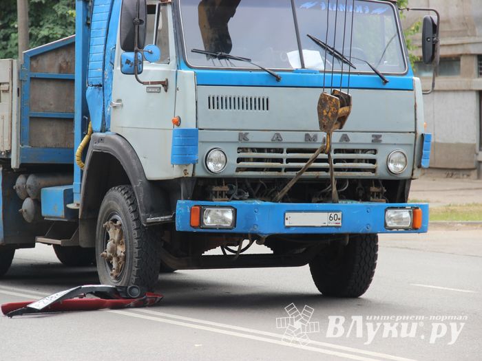 Легковушка и КамАЗ столкнулись в Великих Луках (ФОТО)