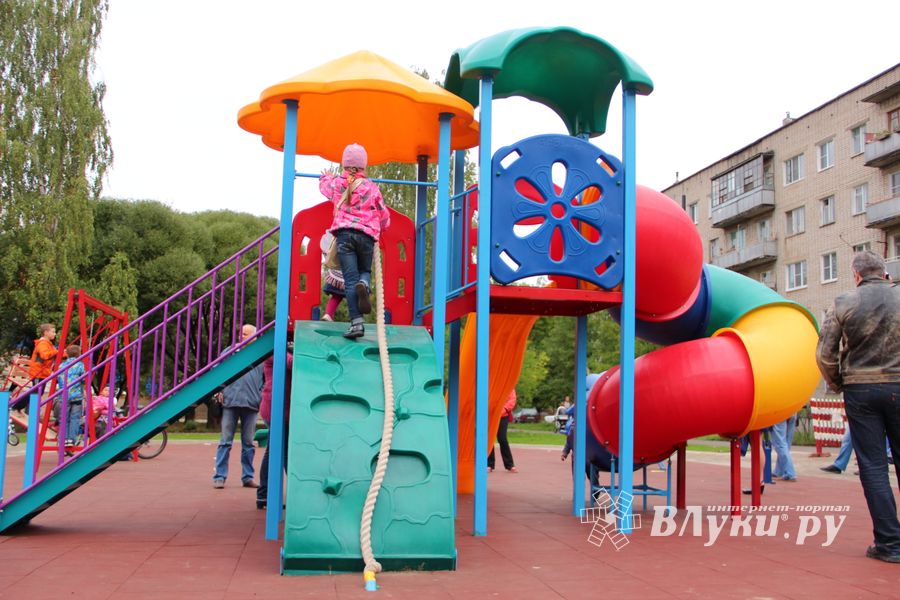 Благоустроенный сквер по улице Жукова начал радовать детей (фото)