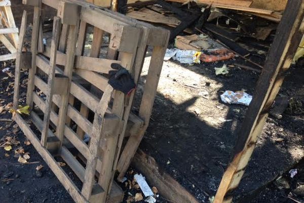 В Великих Луках сгорел торговый павильон (фото)