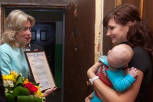 Андрей Турчак вручил 25-тысячный сертификат на материнский капитал (фото)