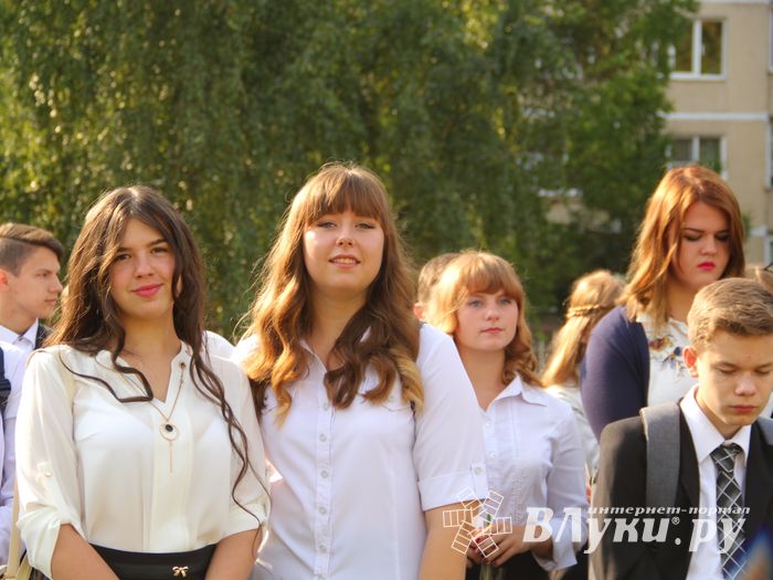 1 сентября в школах Великих Лук прошли Торжественные линейки (ФОТО)