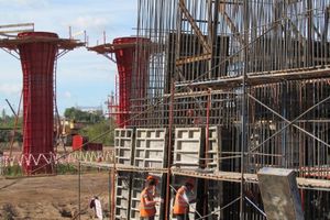 В Великих Луках продолжается строительство автодорожного путепровода через железную дорогу (ФОТО)