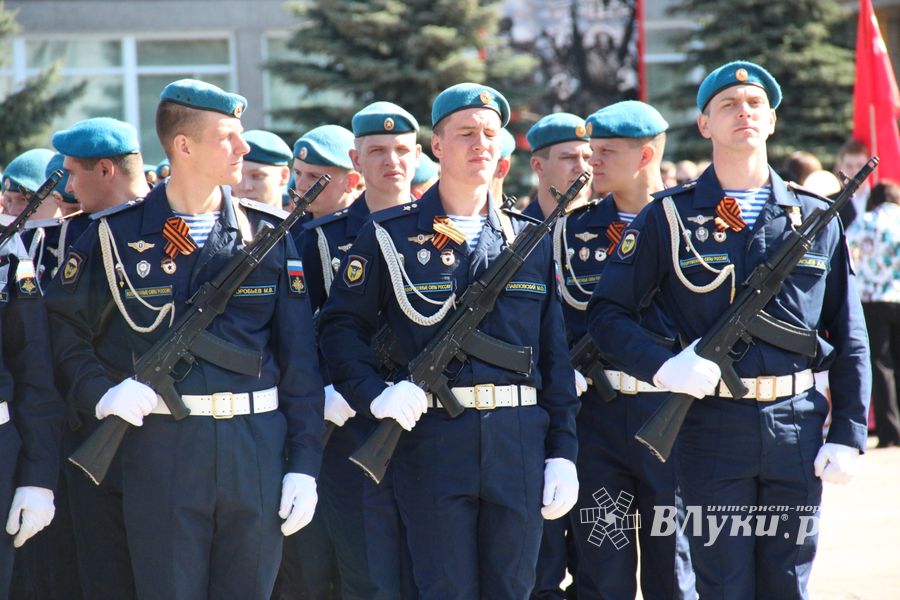 В Великих Луках прошел Парад Победы (ФОТО)